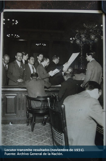 Locutor transmite resultados (noviembre de 1931)