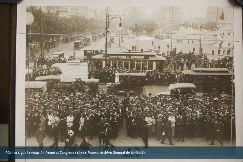 Público sigue la votación frente al Congreso (1931)