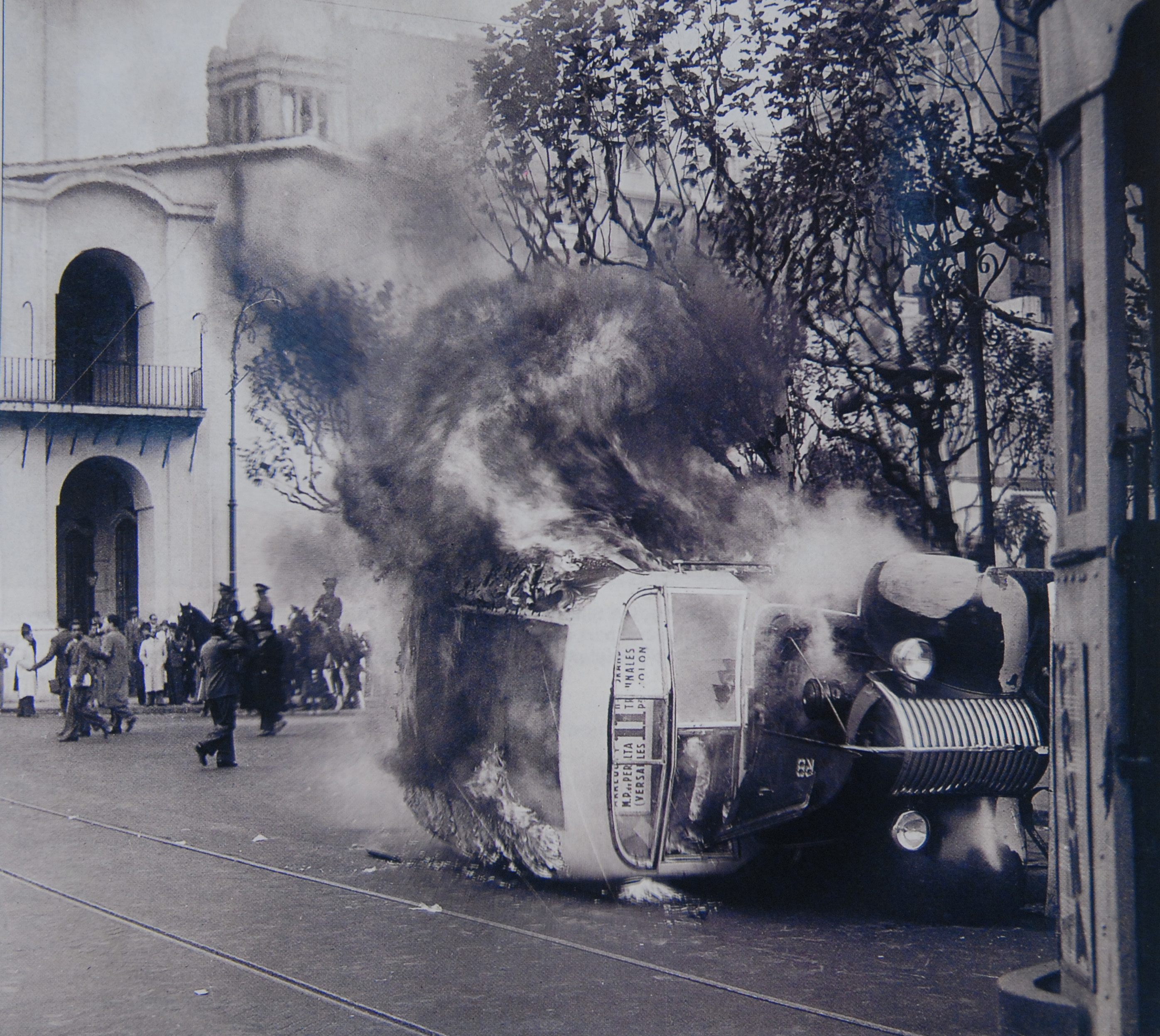 Revolución de 1943. Incidentes en Plaza de Mayo. Quema de colectivos