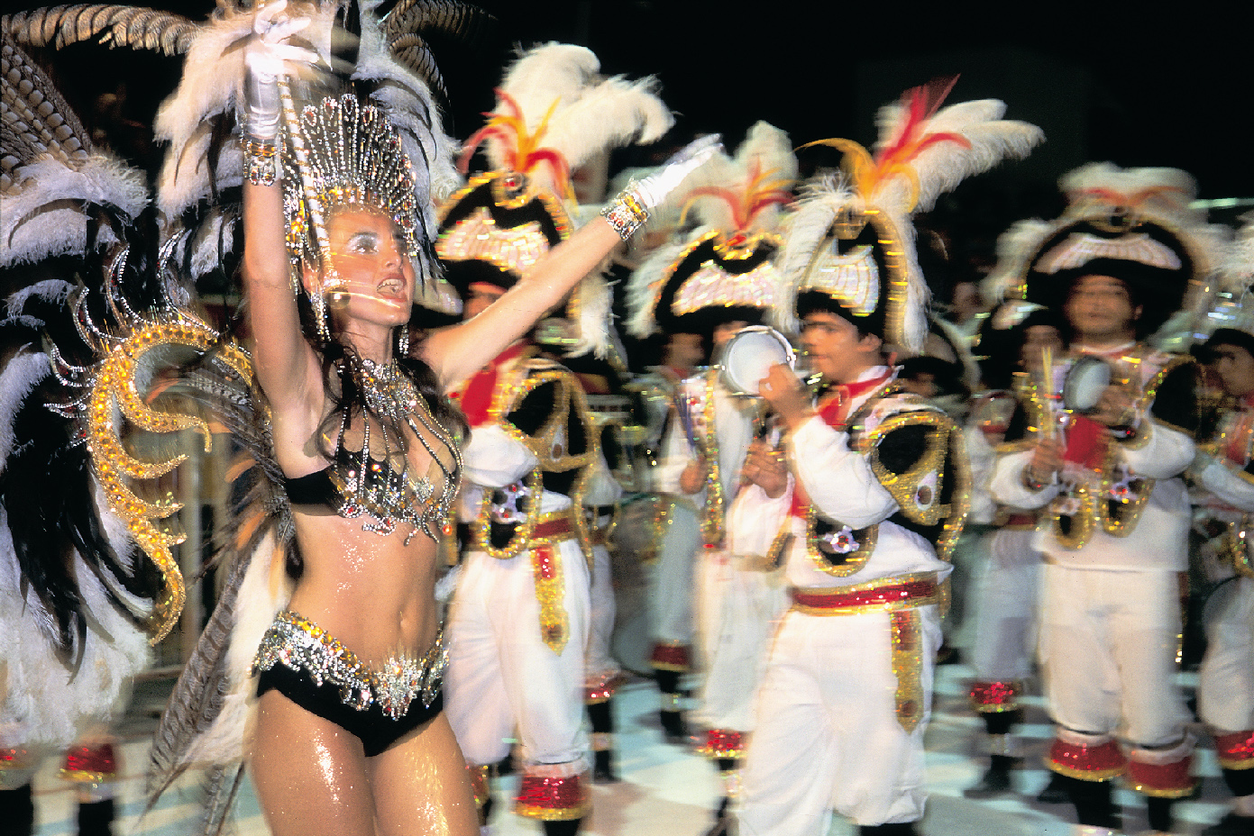Bailarina y músicos en Carnaval de Corrientes