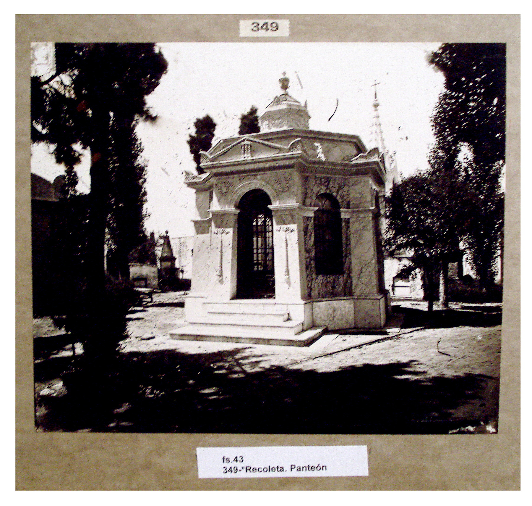 Panteón en el cementerio de la Recoleta