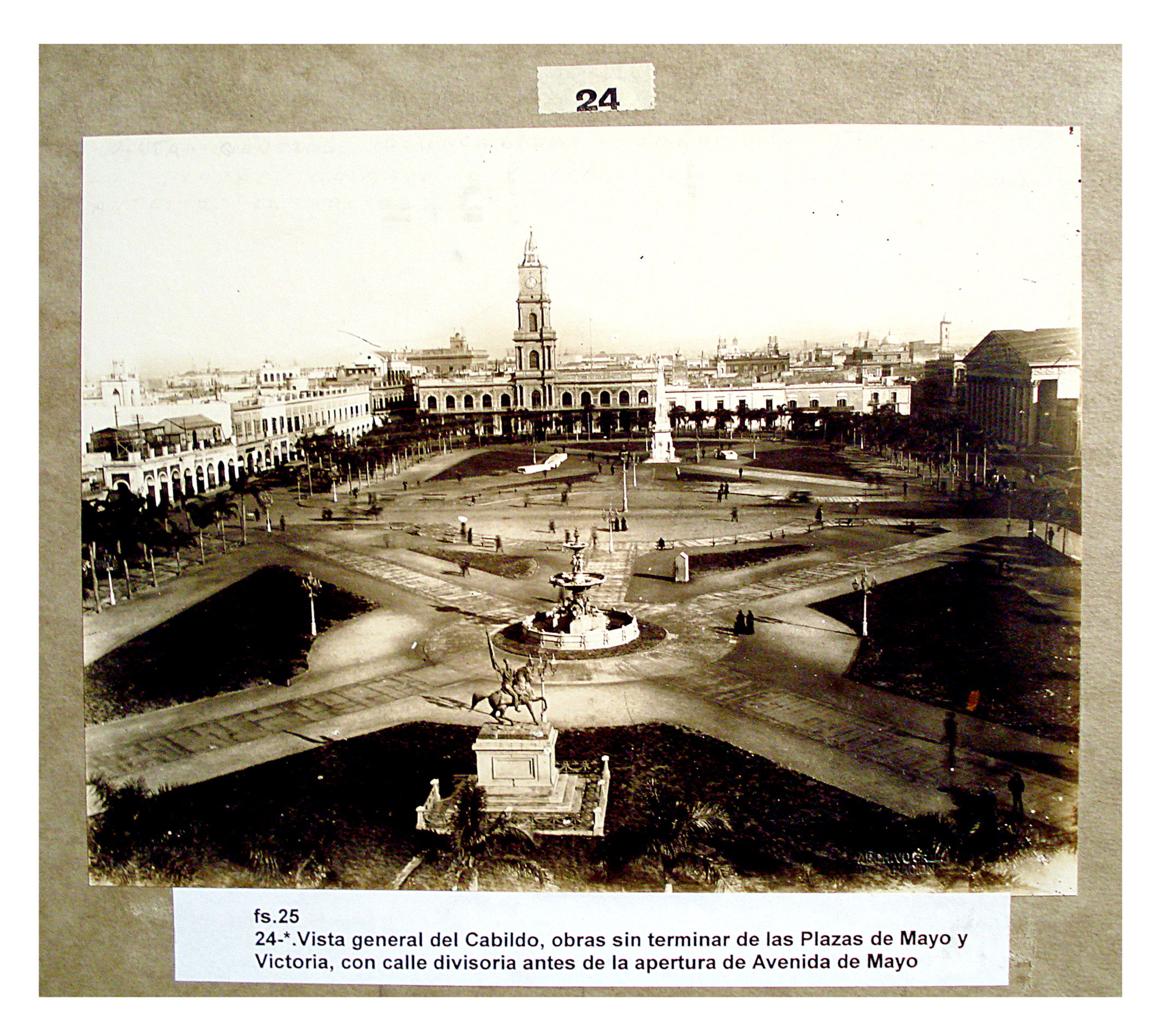Vista general de la Plaza de Mayo y el Cabildo