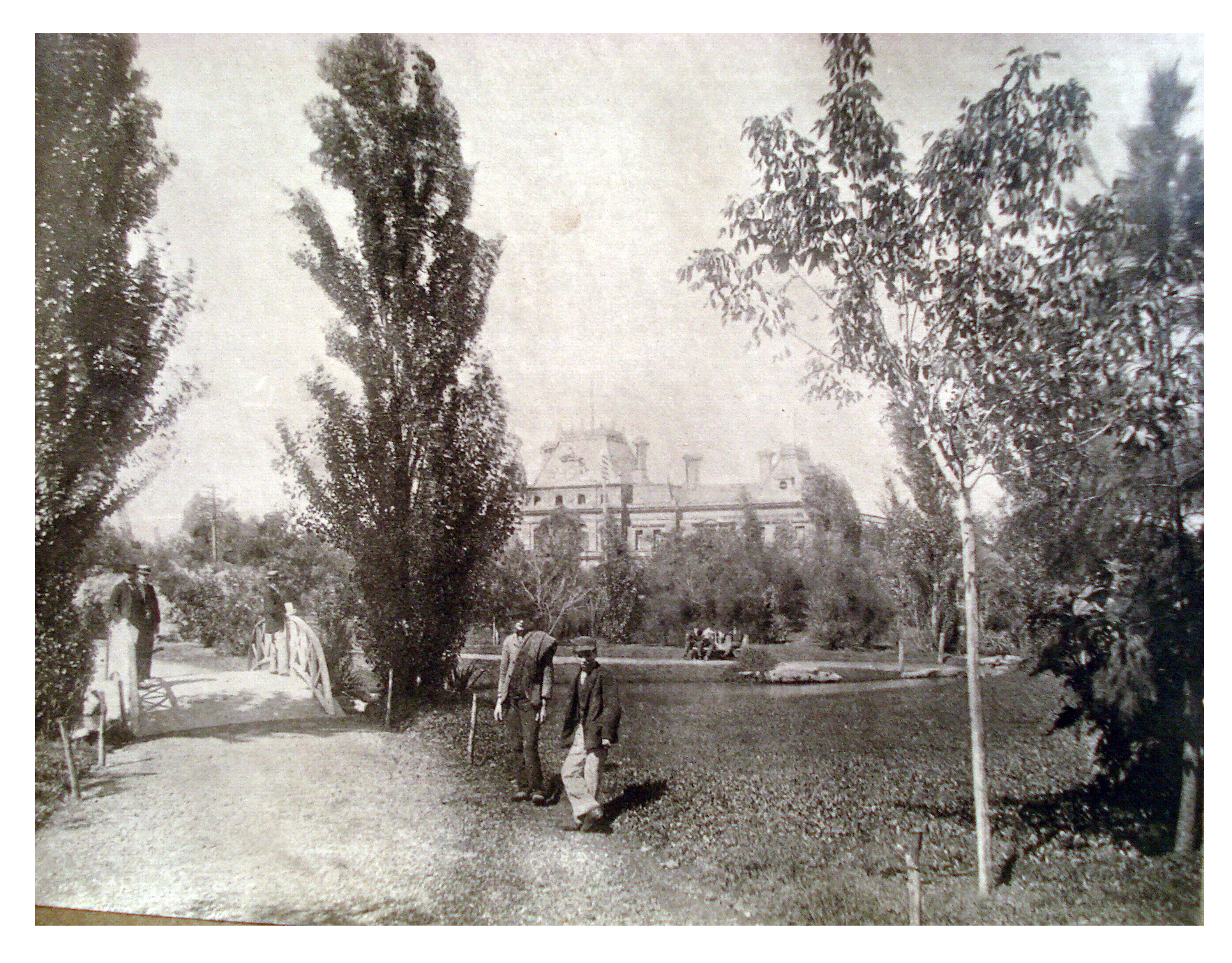 Jardines y puente de Plaza Constitución