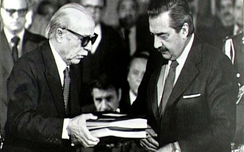Ernesto Sábato entrega a Alfonsín el informe de la CONAPED