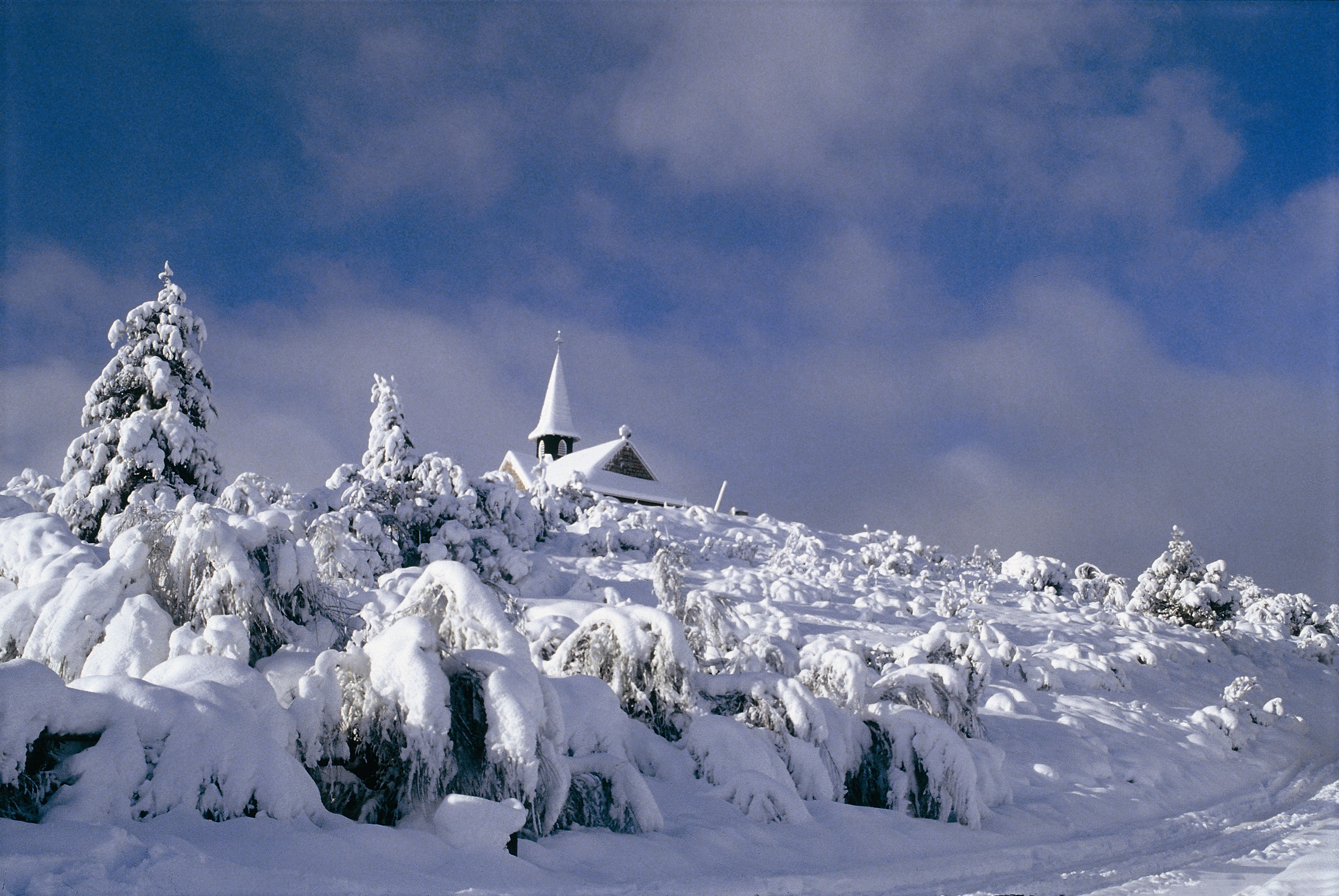 Capilla de la Villa Catedral cubierta de nieve