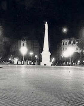 Plaza de Mayo, de noche. Se destaca la Pirámide de Mayo entre las farolas encendidas.