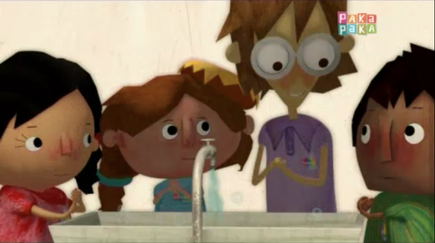 La imagen muestra una escena de la serie Seguros en casa donde los personajes se lavan las manos.
