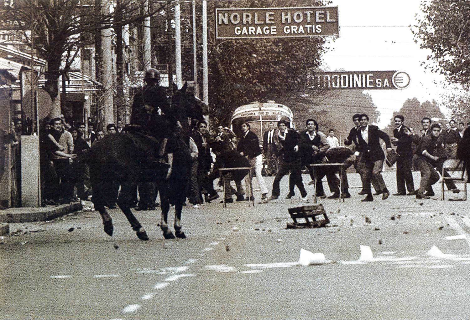 Policía montada cargando contra manifestantes en las calles de Córdoba, 1969