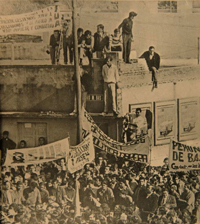 Manifestantes sobre un edificio durante una protesta estudiantil, 1969