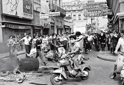 Jóvenes corriendo entre barricadas y humo en el centro de Córdoba, 29 de mayo de 1969