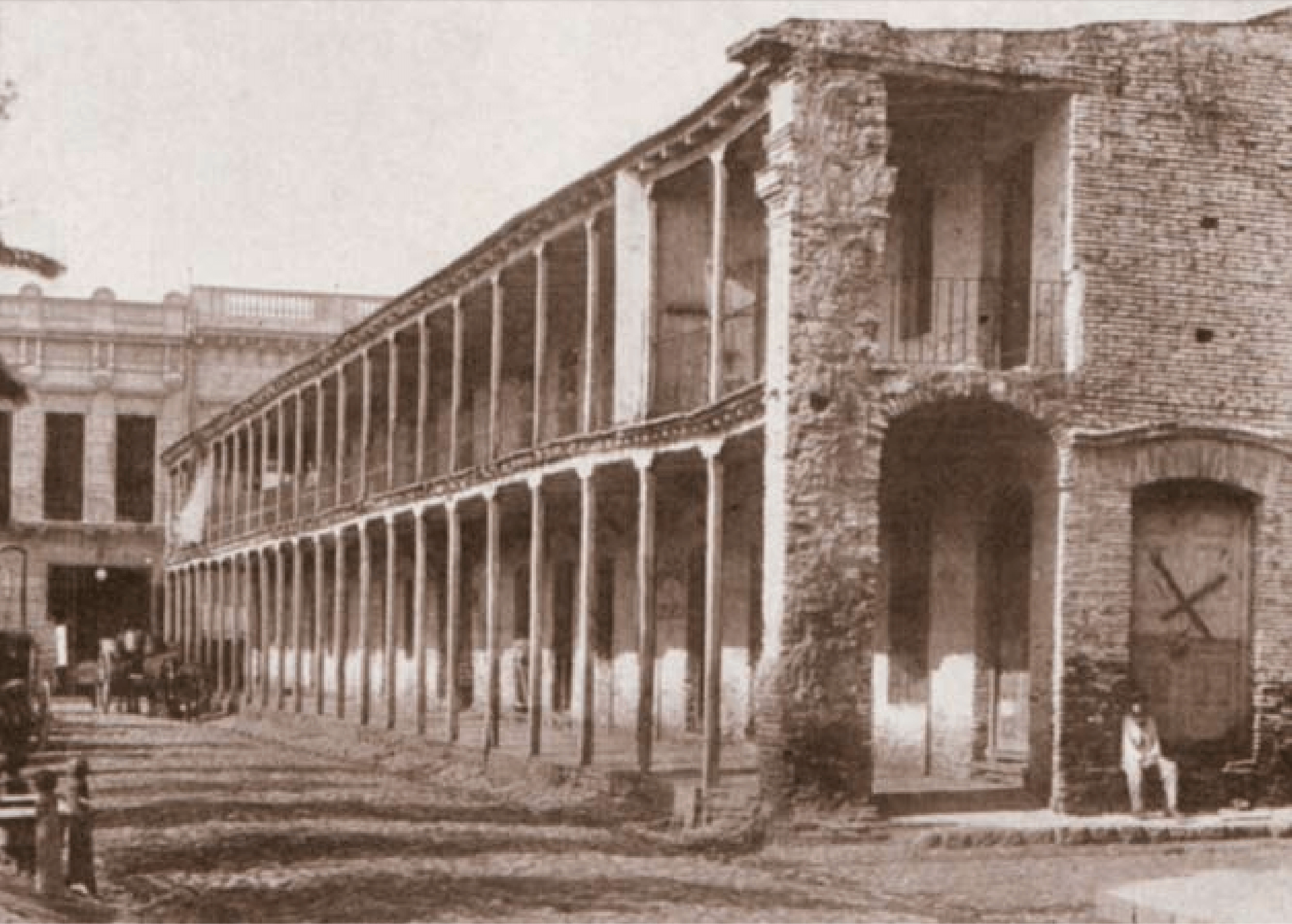 Balconada frente a la antigua plaza Montserrat (Lima y Belgrano), c. 1890 (AGN). Se observa a la derecha la calle del Pecado.