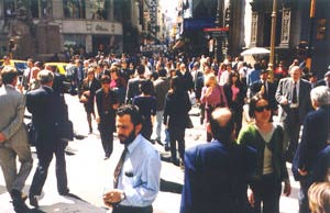 Foto de muchas personas en la calle