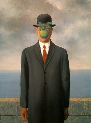 Cuadro «El hijo del hombre» de René Magritte. Un hombre con bombín, traje y corbata roja está parado con una pared de ladrillos detrás. Una manzana flota en el aire justo a la altura de su rostro, que no se puede ver bien. De fondo, un cielo nubladísimo.