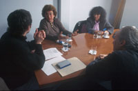 cuatro personas hablando en una mesa