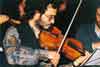 Hombre tocando un violín