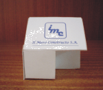 Aplicación de logotipo "imc" en prototipo de cartón