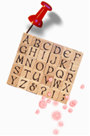 Un pin rojo sostiene una hoja cuadrada de color marrón que tiene escritas las letras del abecedario.