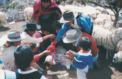indígenas trabajando con telas