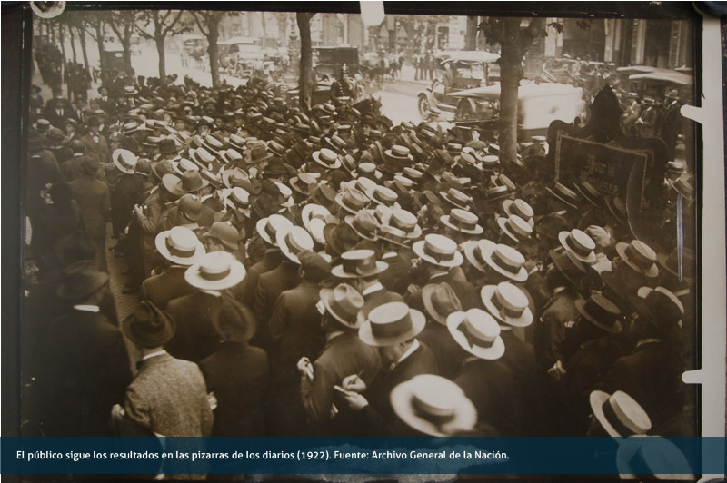 El público sigue los resultados en las pizarras de los diarios (1922)