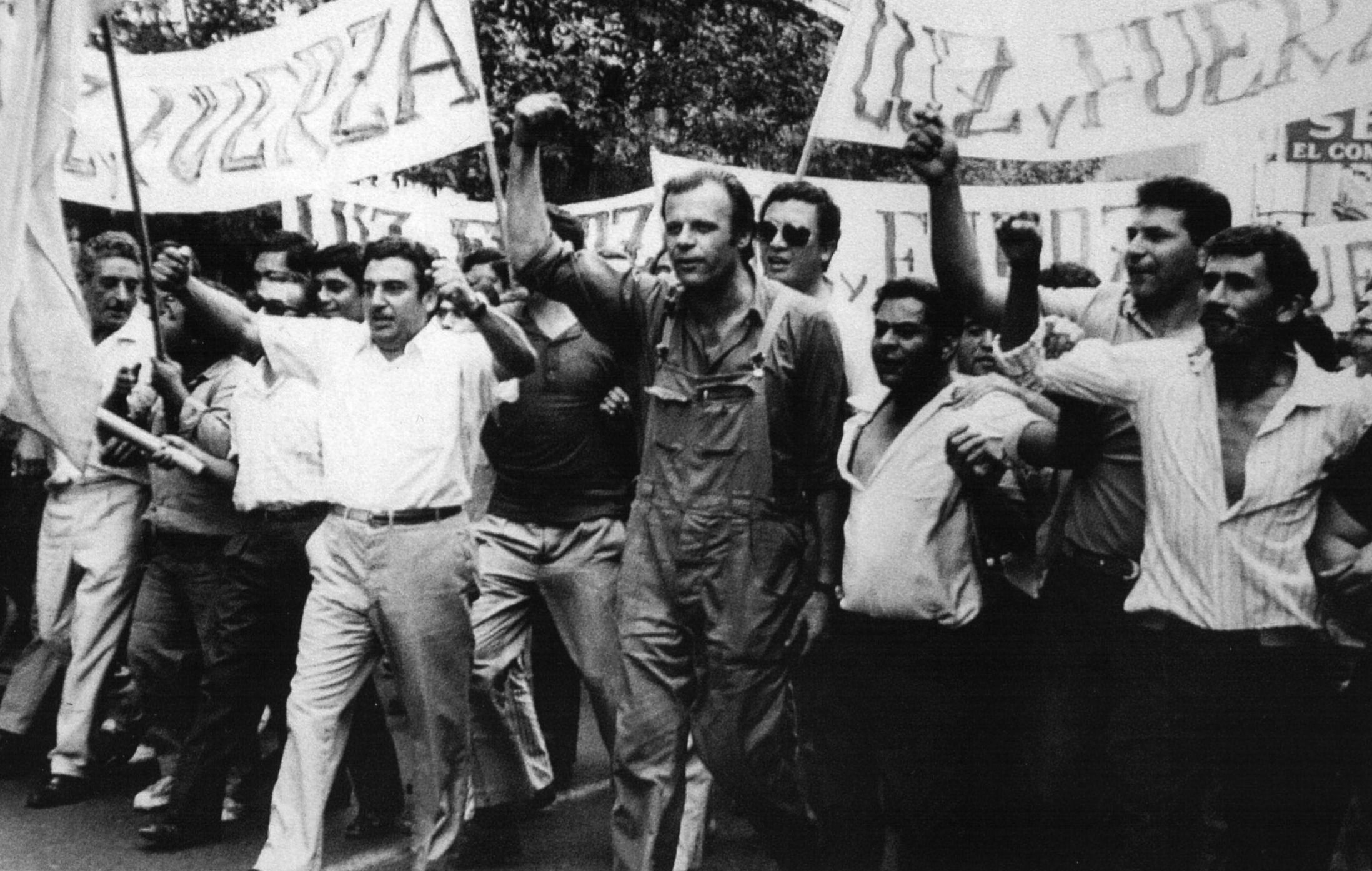 29 de mayo de 1969. Agustin Tosco al frente de una de las movilizaciones del Cordobazo. AGN