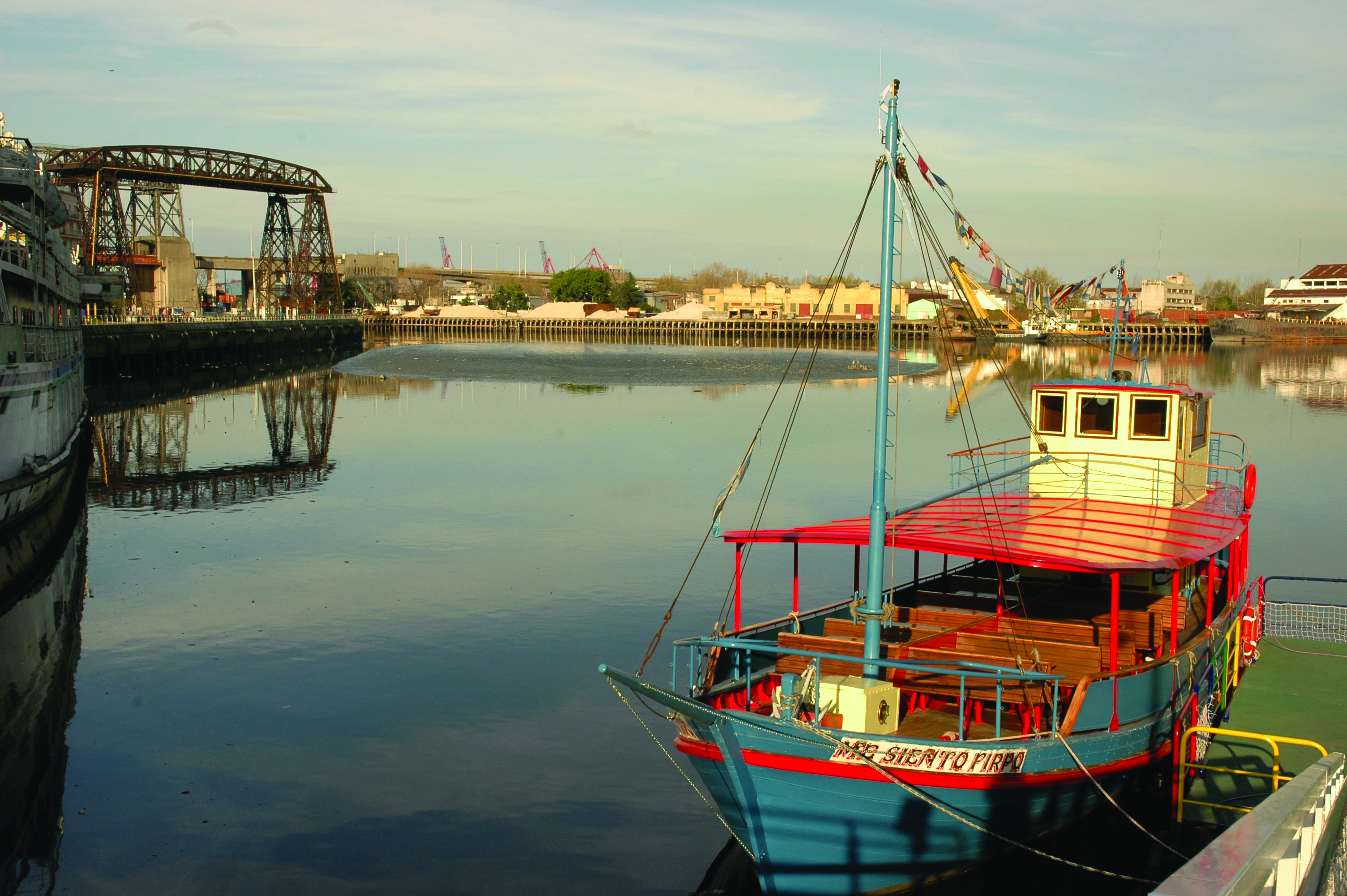 Barco en el Riachuelo, La Boca