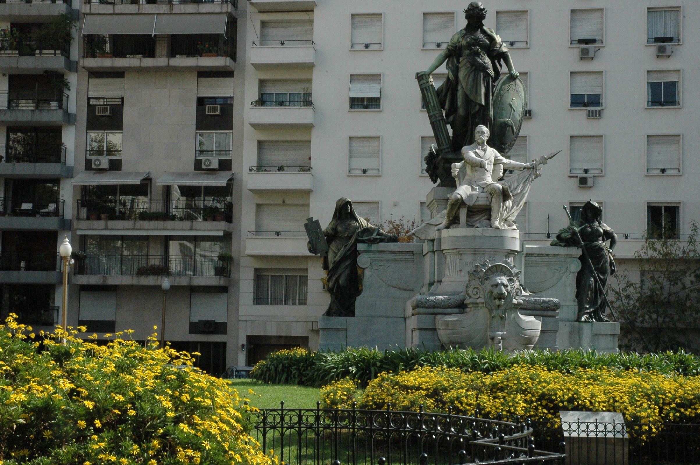 Monumento a Carlos Pellegrini
