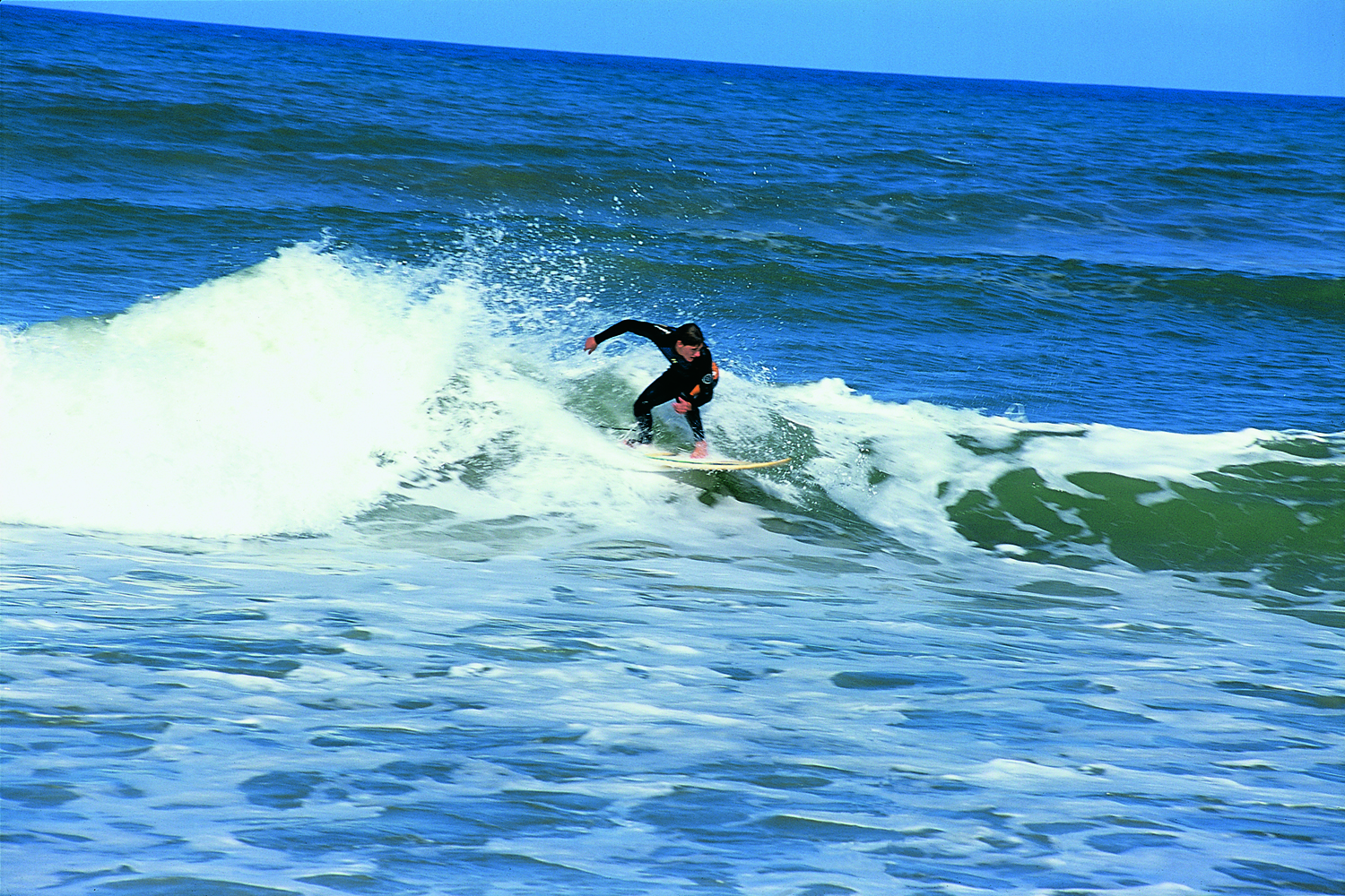 Surfista en la costa de  Buenos Aires