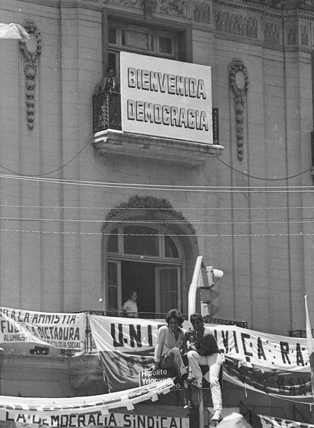 «Bienvenida democracia»