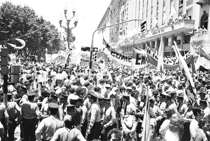 Celebración popular por la asunción de Alfonsín