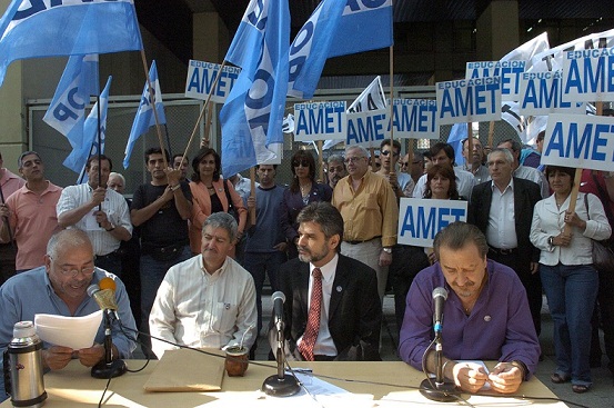 Radio abierta por la Ley de Educación. 