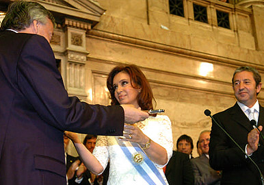 El presidente Néstor Kirchner pasa el mando a Cristina Fernández de Kirchner