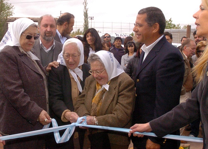 Hebe de Bonafini inaugura viviendas