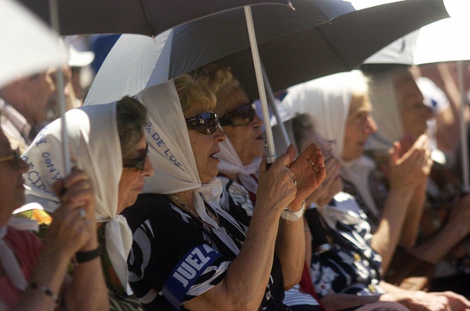 Madres de Plaza de Mayo y el juicio ético a Martínez de Hoz, 10/12/2009.
