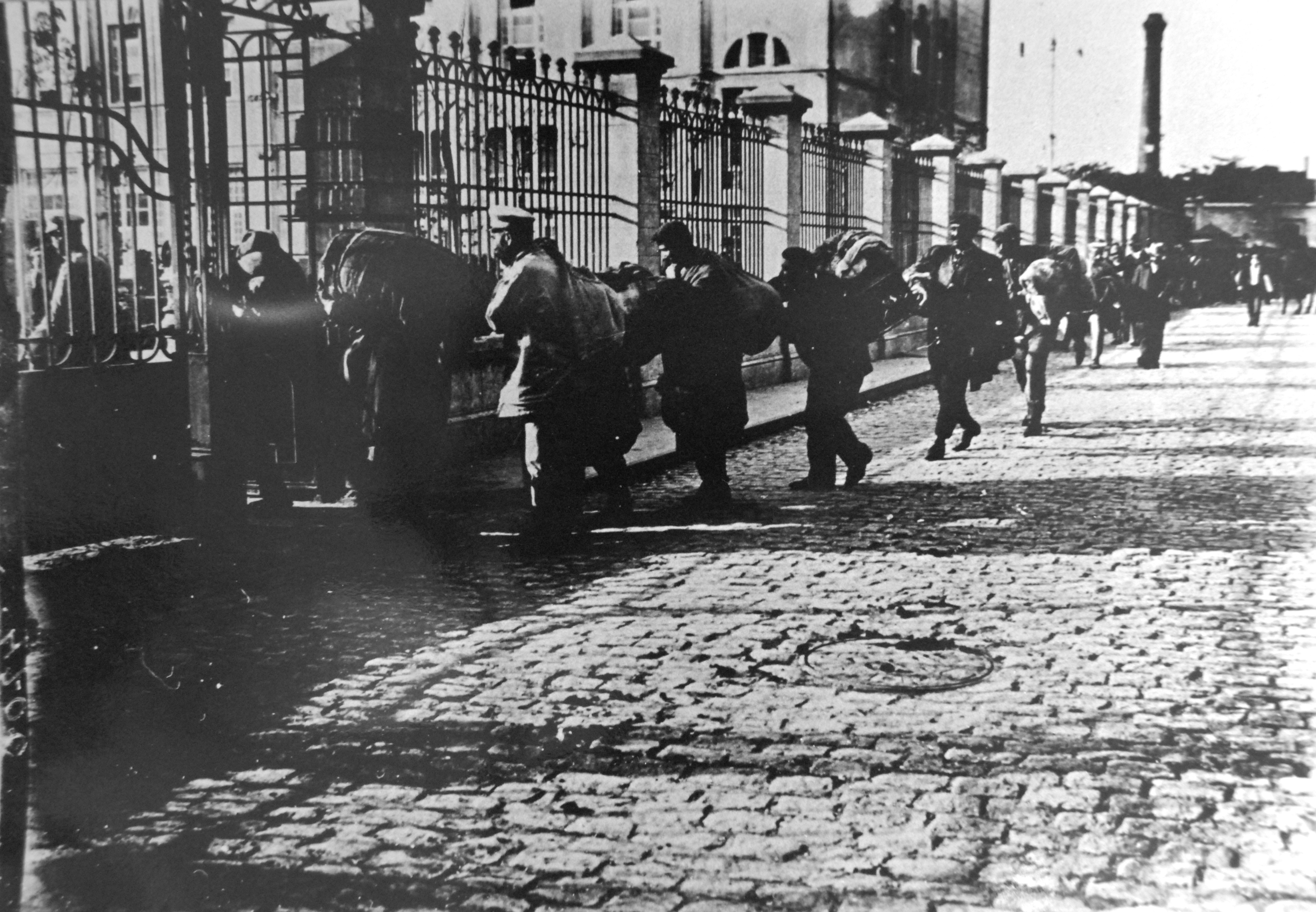 Inmigrantes entrando en el Hotel de Inmigrantes