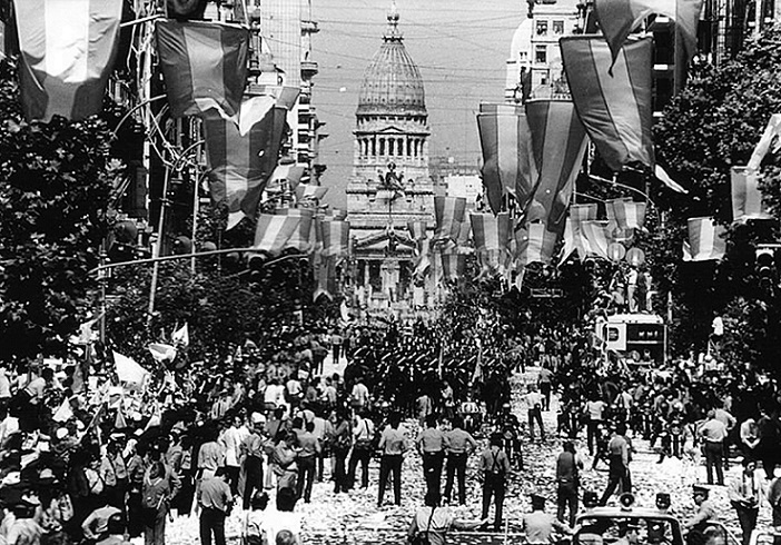 Celebración por la asunción de Alfonsín