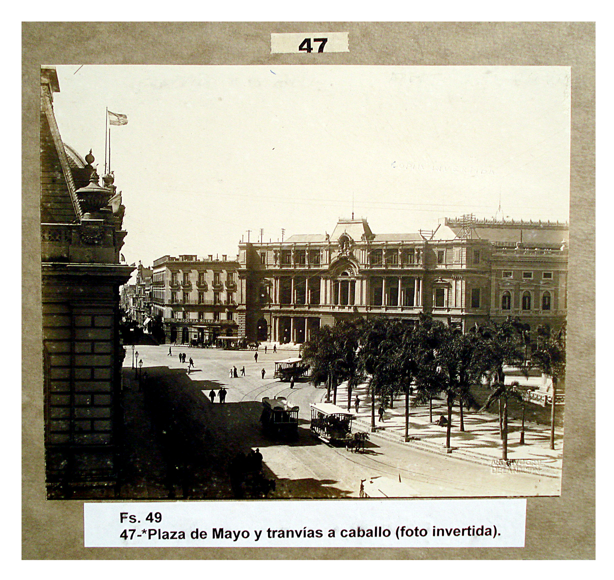 Tranvías a caballo en Plaza de Mayo