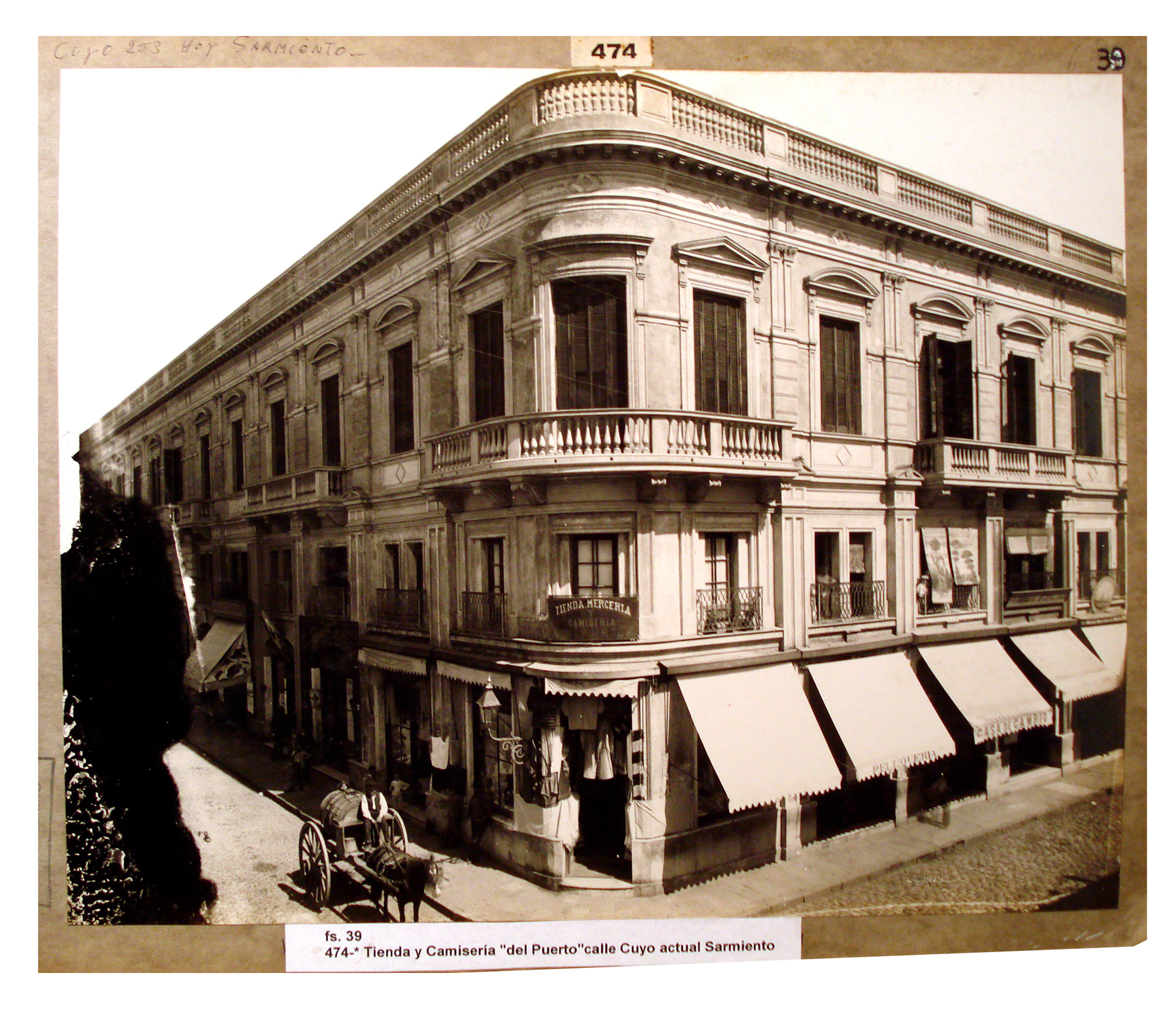 Tienda y camisería "Del puerto", en la calle Cuyo
