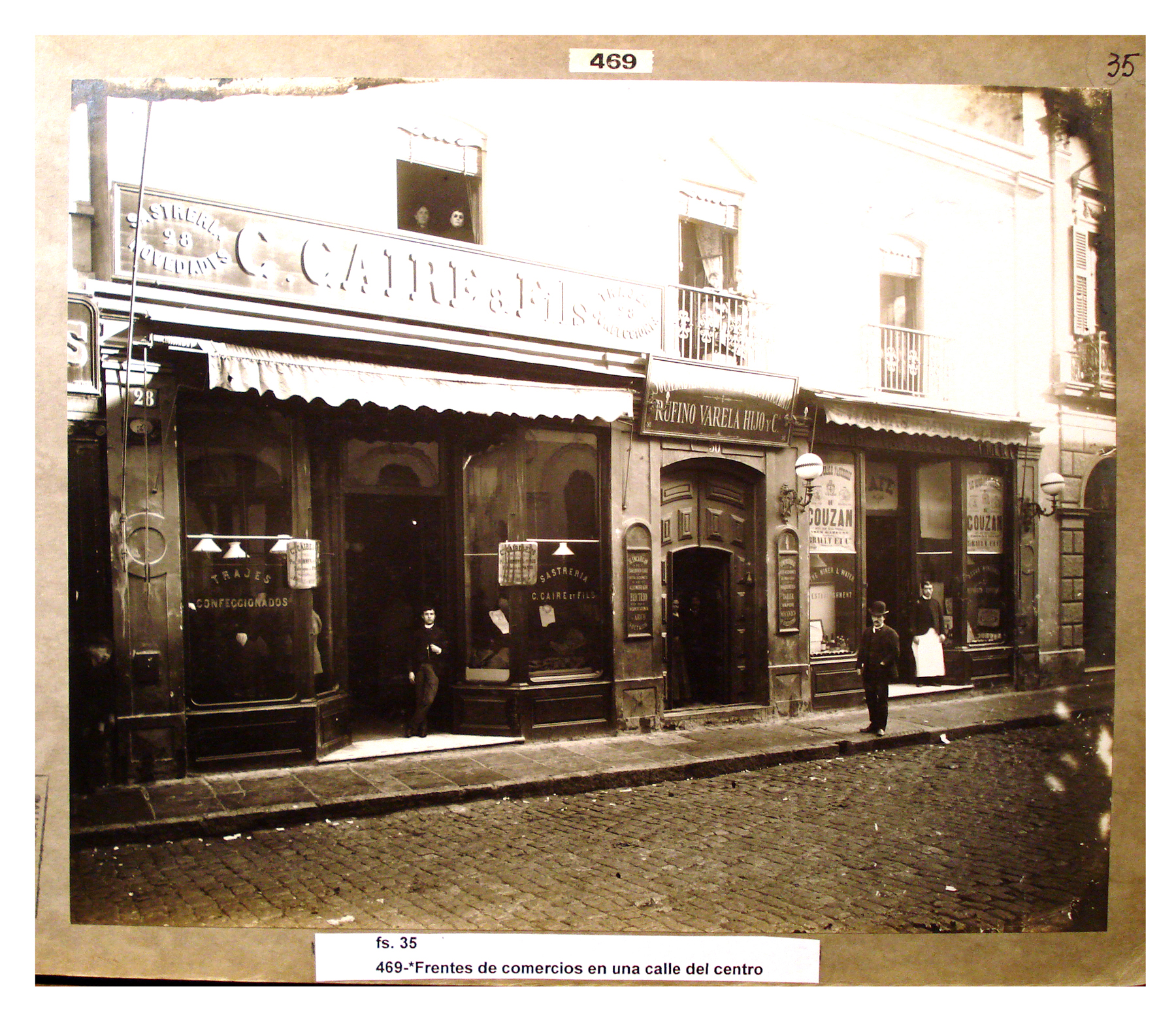 Frentes de comercios en una calle del centro