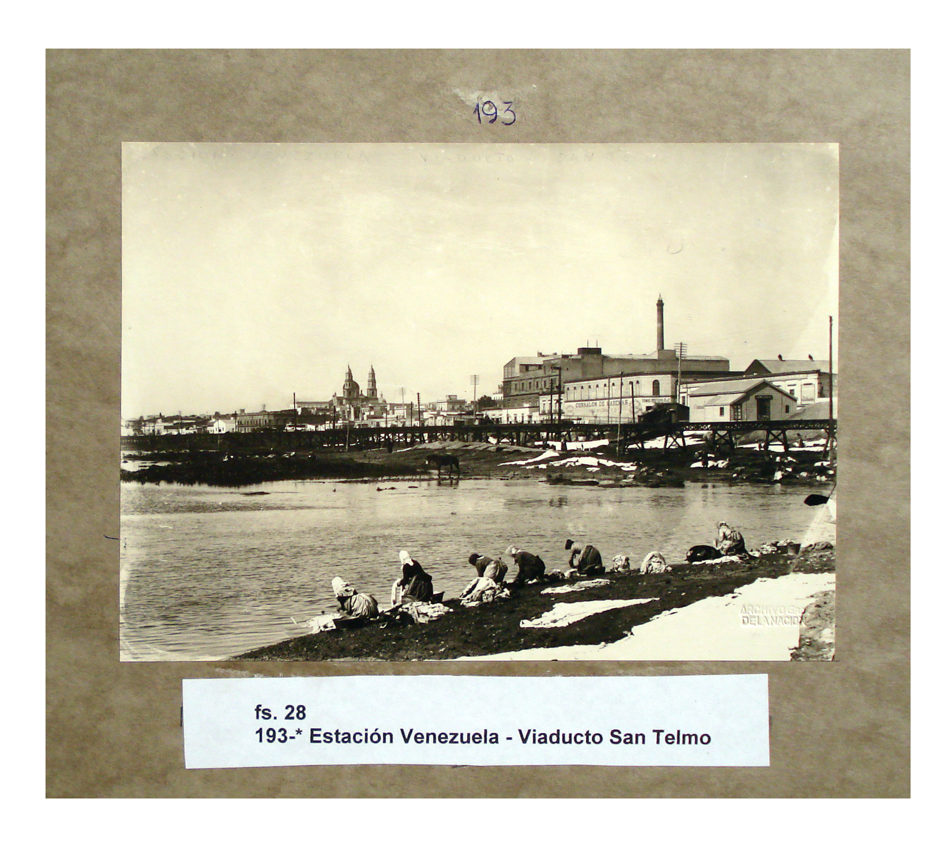 Estación Venezuela desde la costa del río