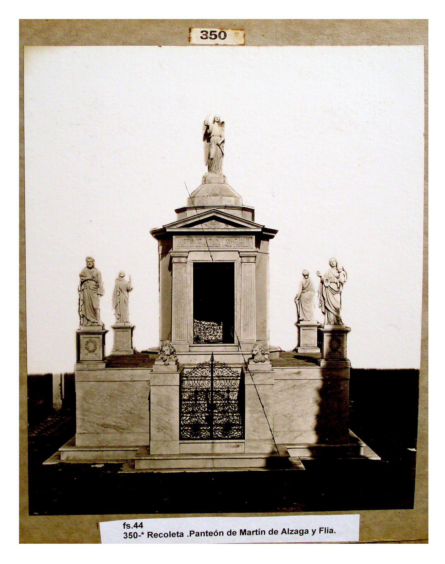Panteón de Martín de Alzaga y familia