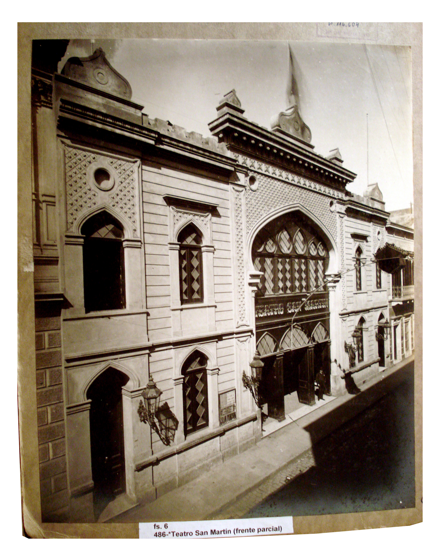 Frente parcial del teatro San Martín