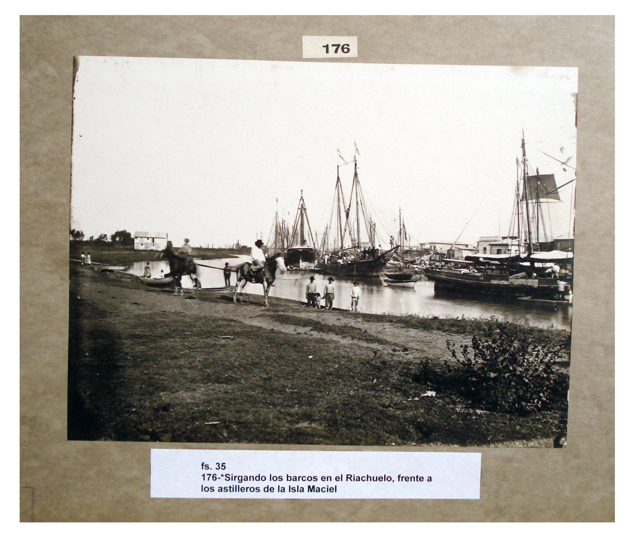 Remolcando  barcos en el Riachuelo