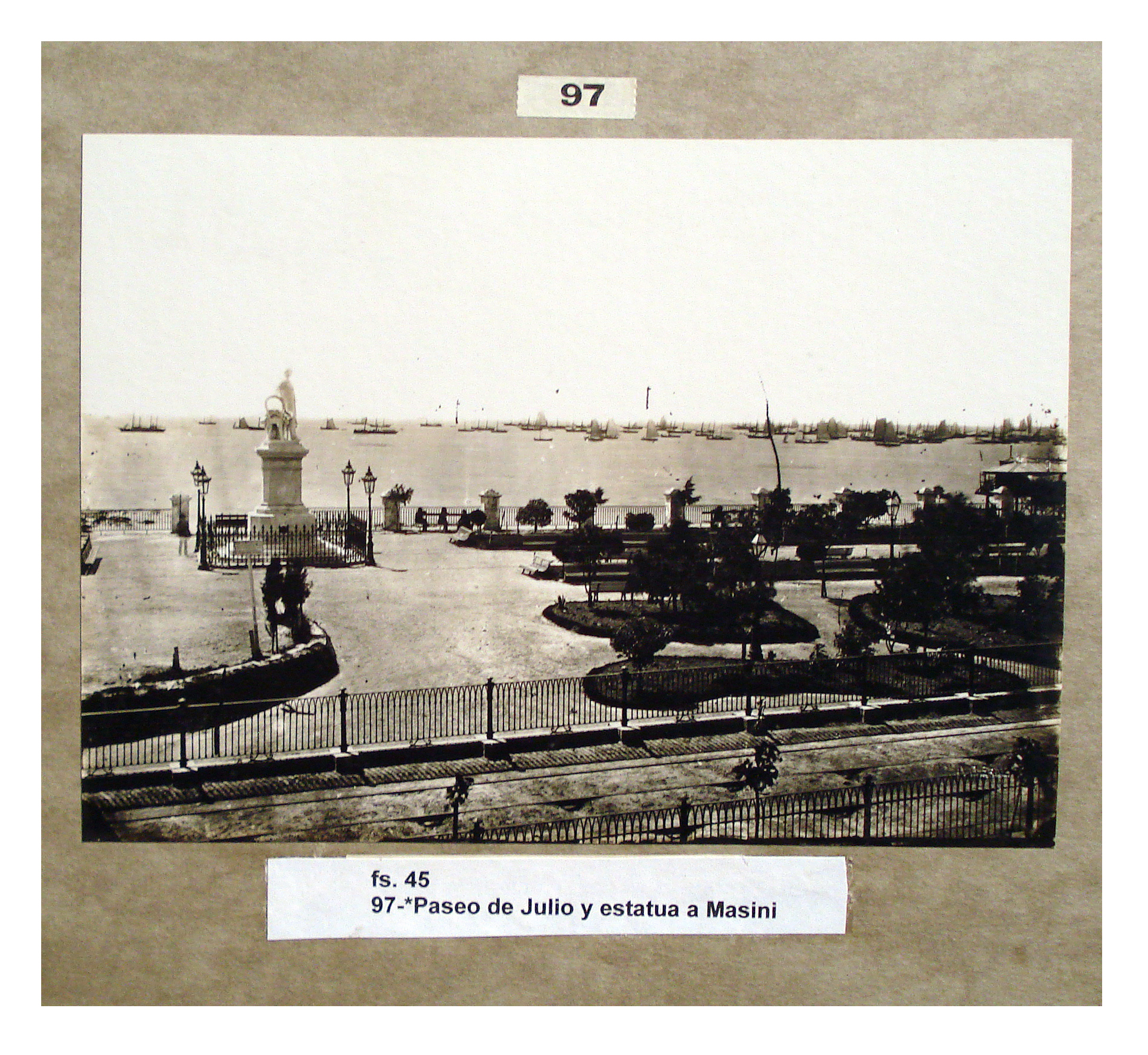 Paseo de Julio y estatua a Masini