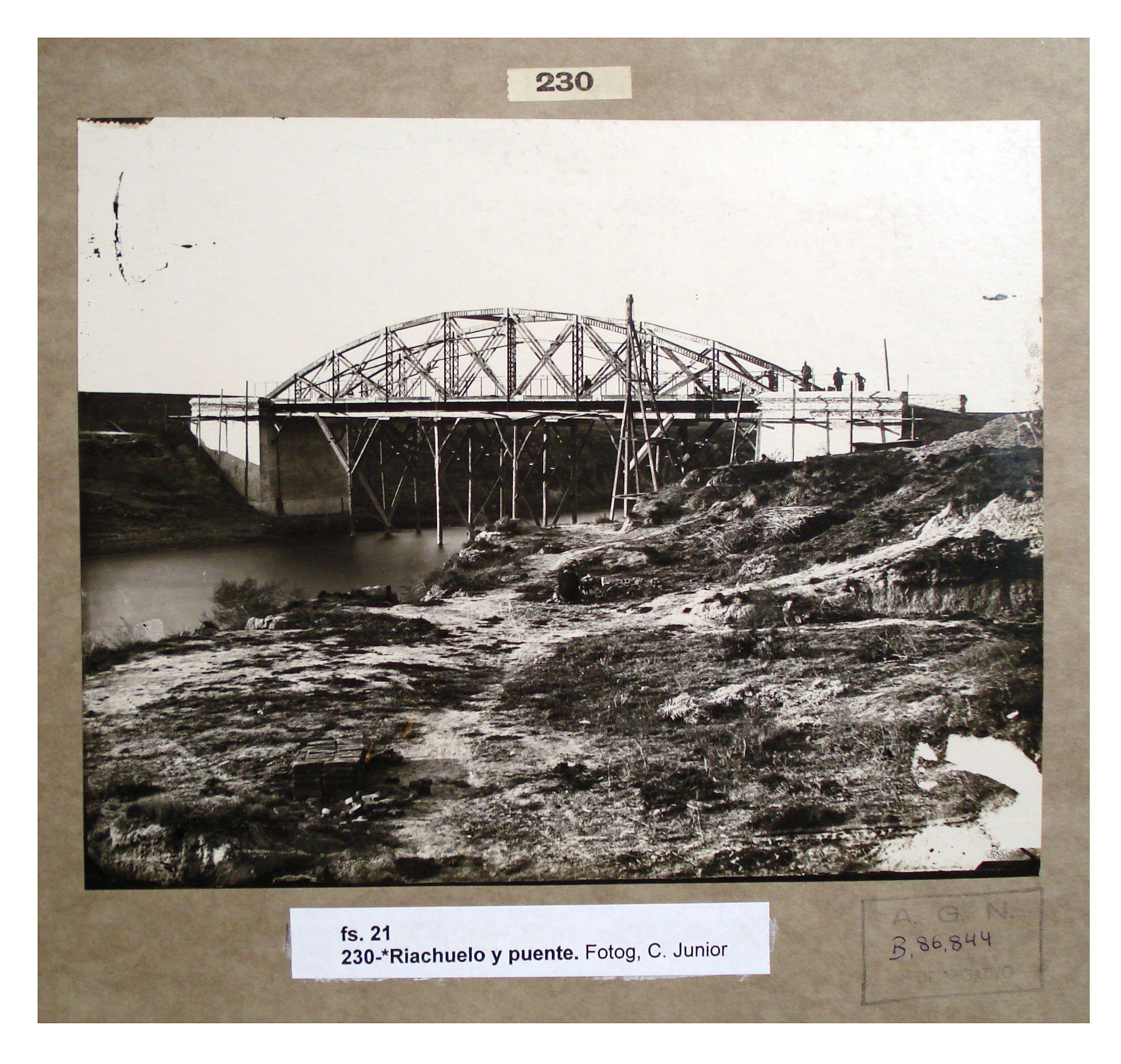 Riachuelo y puente