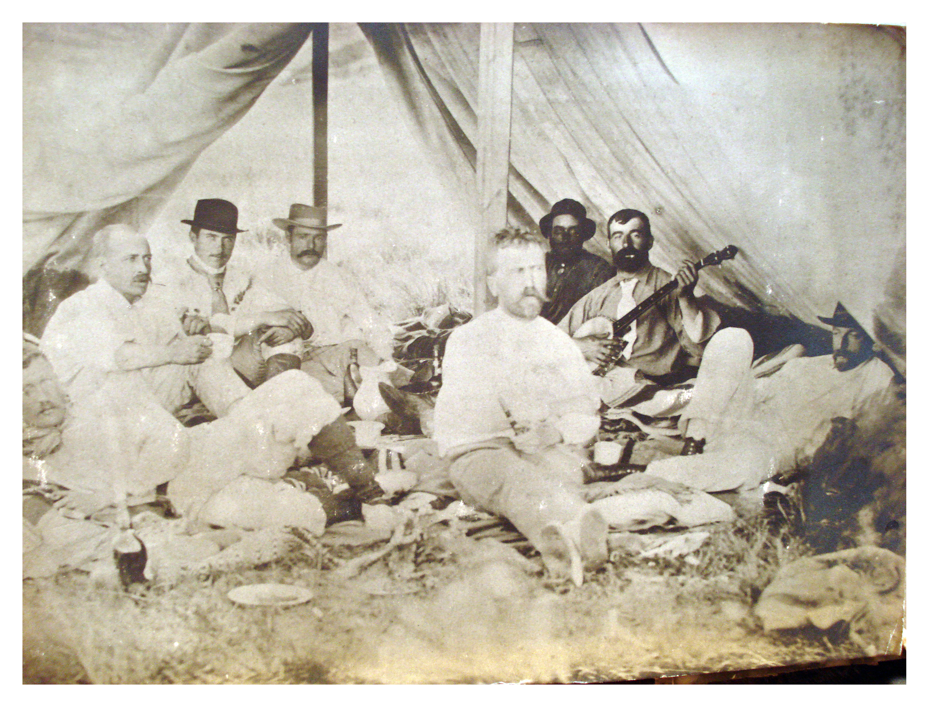 Personas en una carpa