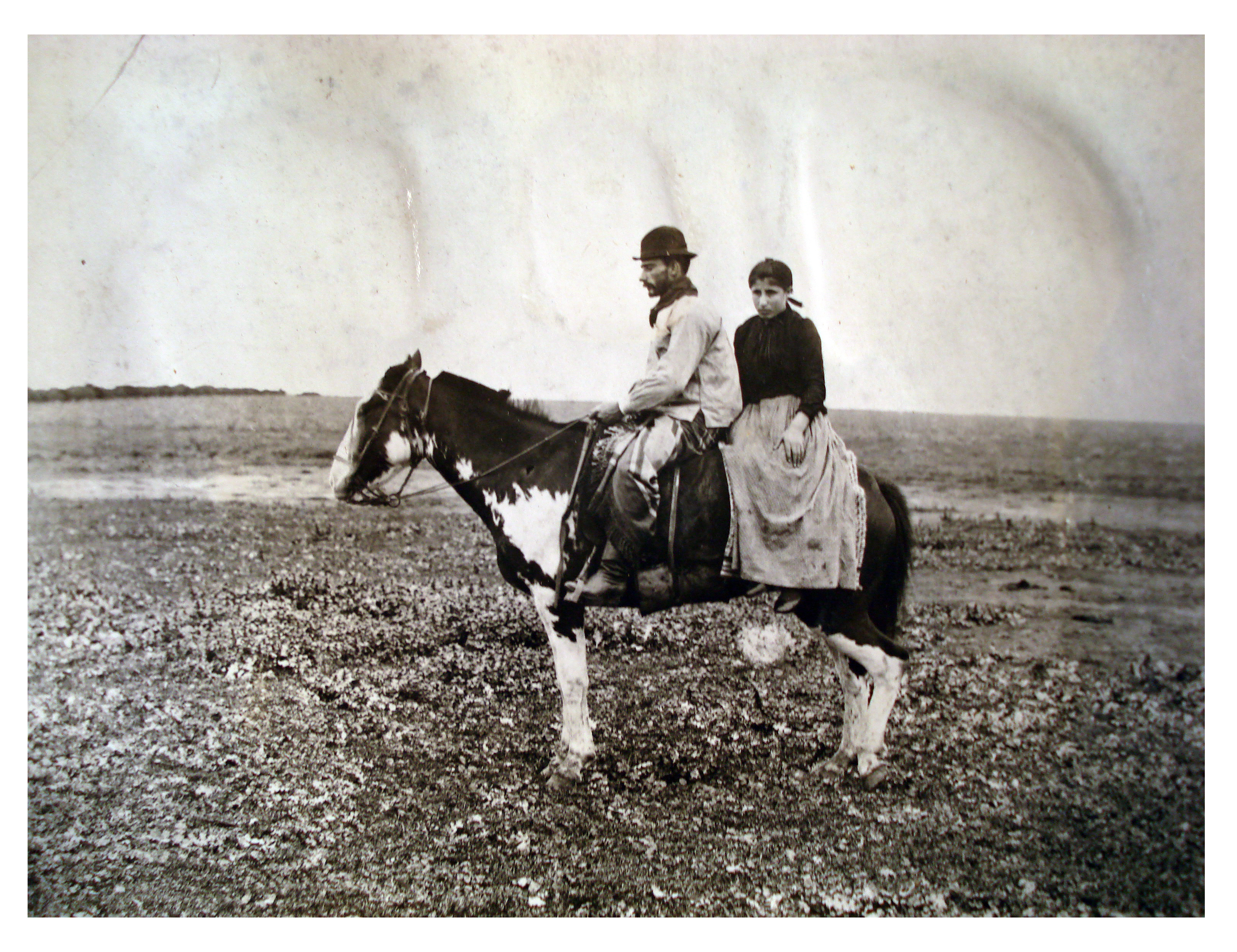 Gaucho y su china a caballo