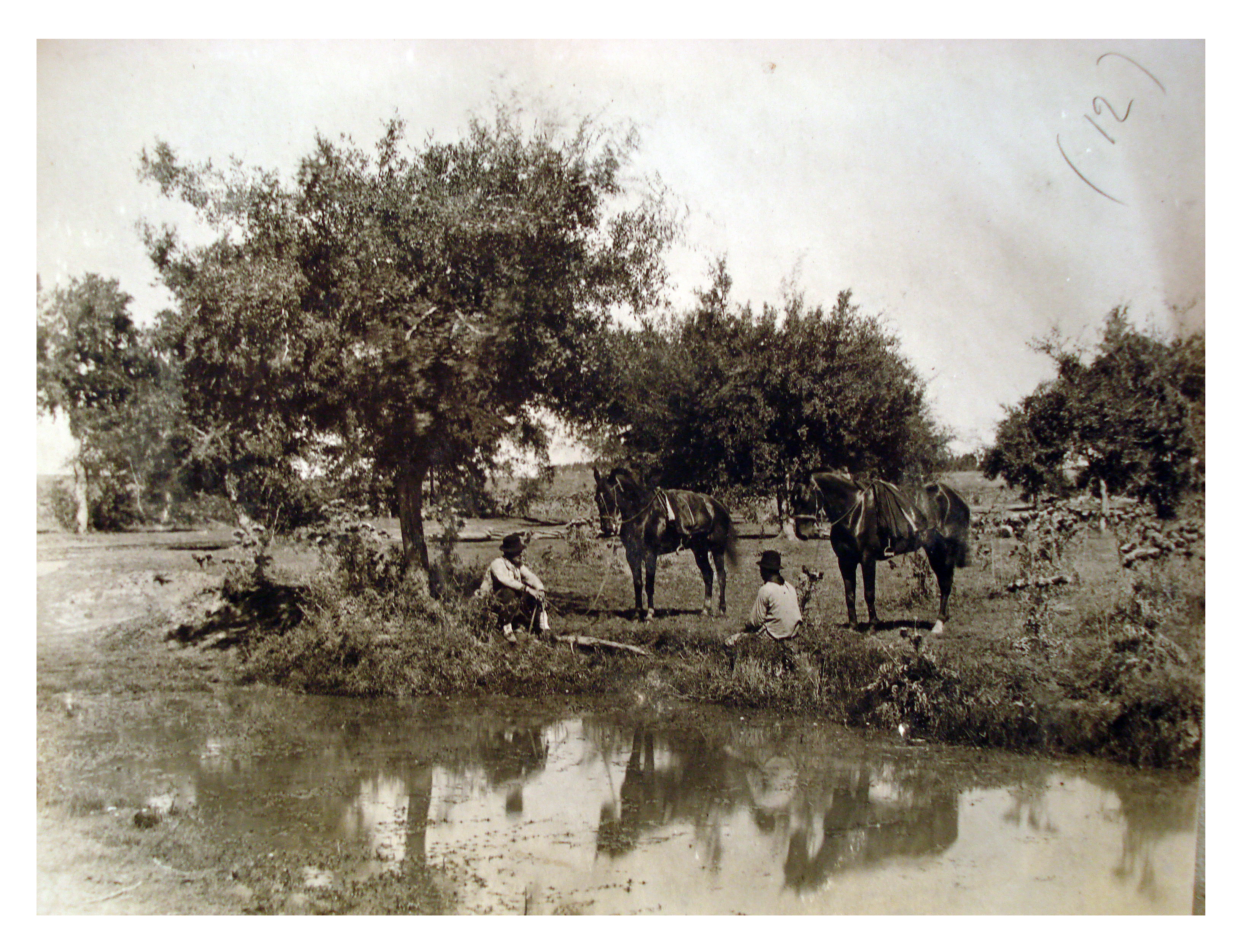 Gauchos junto a una laguna