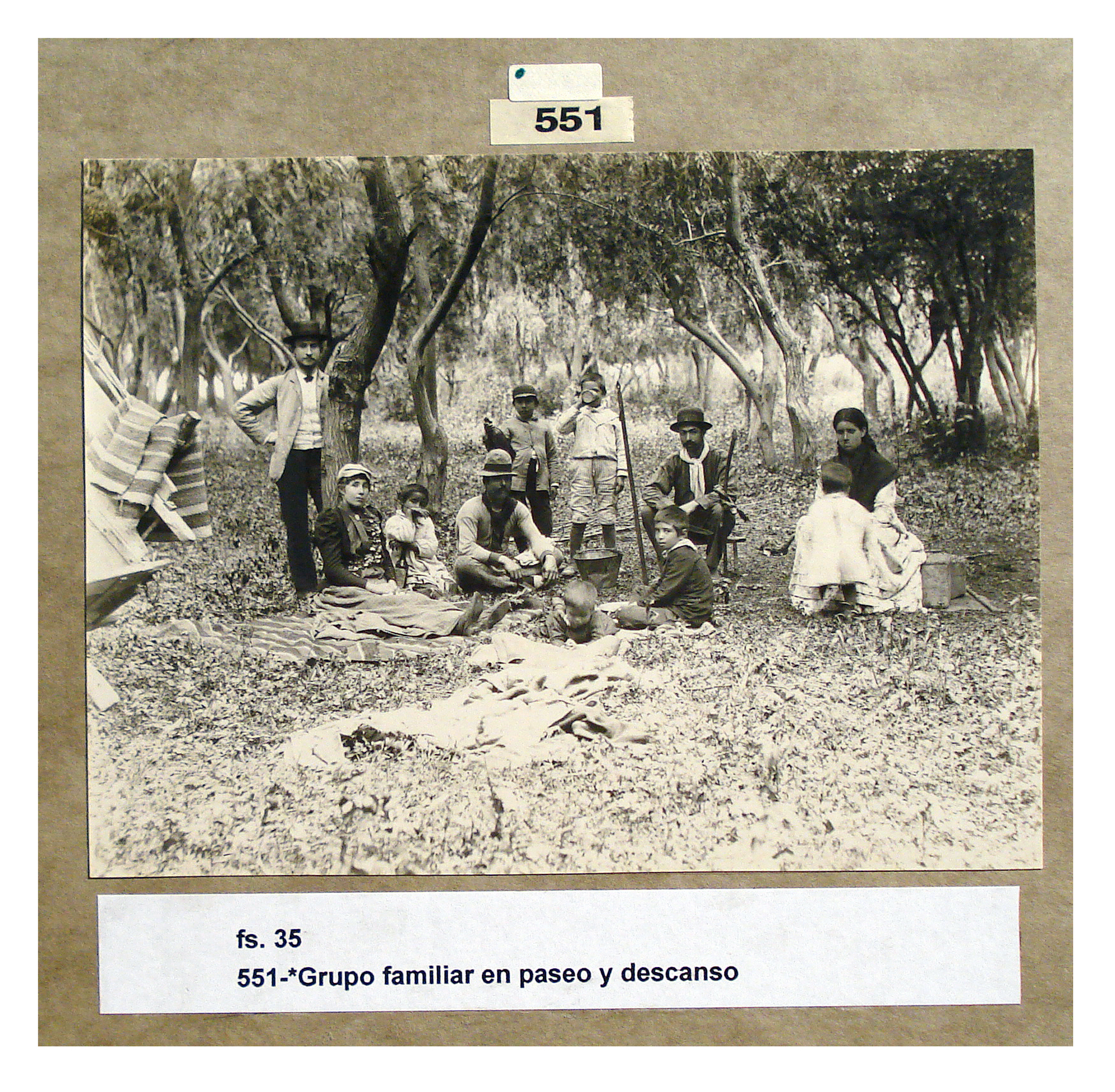 Grupo familiar en paseo y descanso