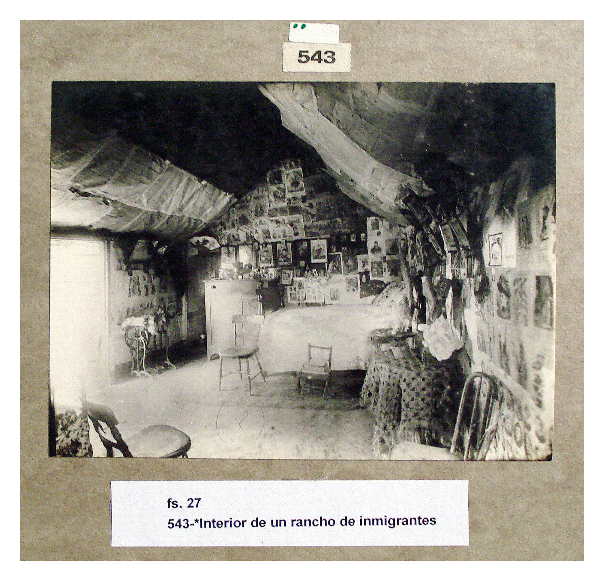 Interior de un rancho de inmigrantes