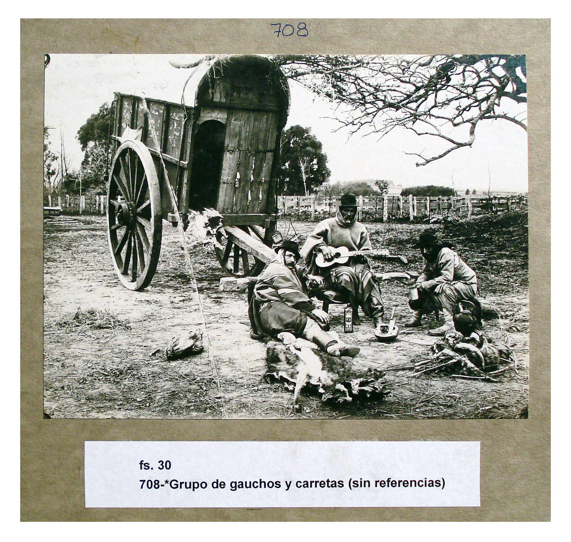 Grupo de gauchos y carreta